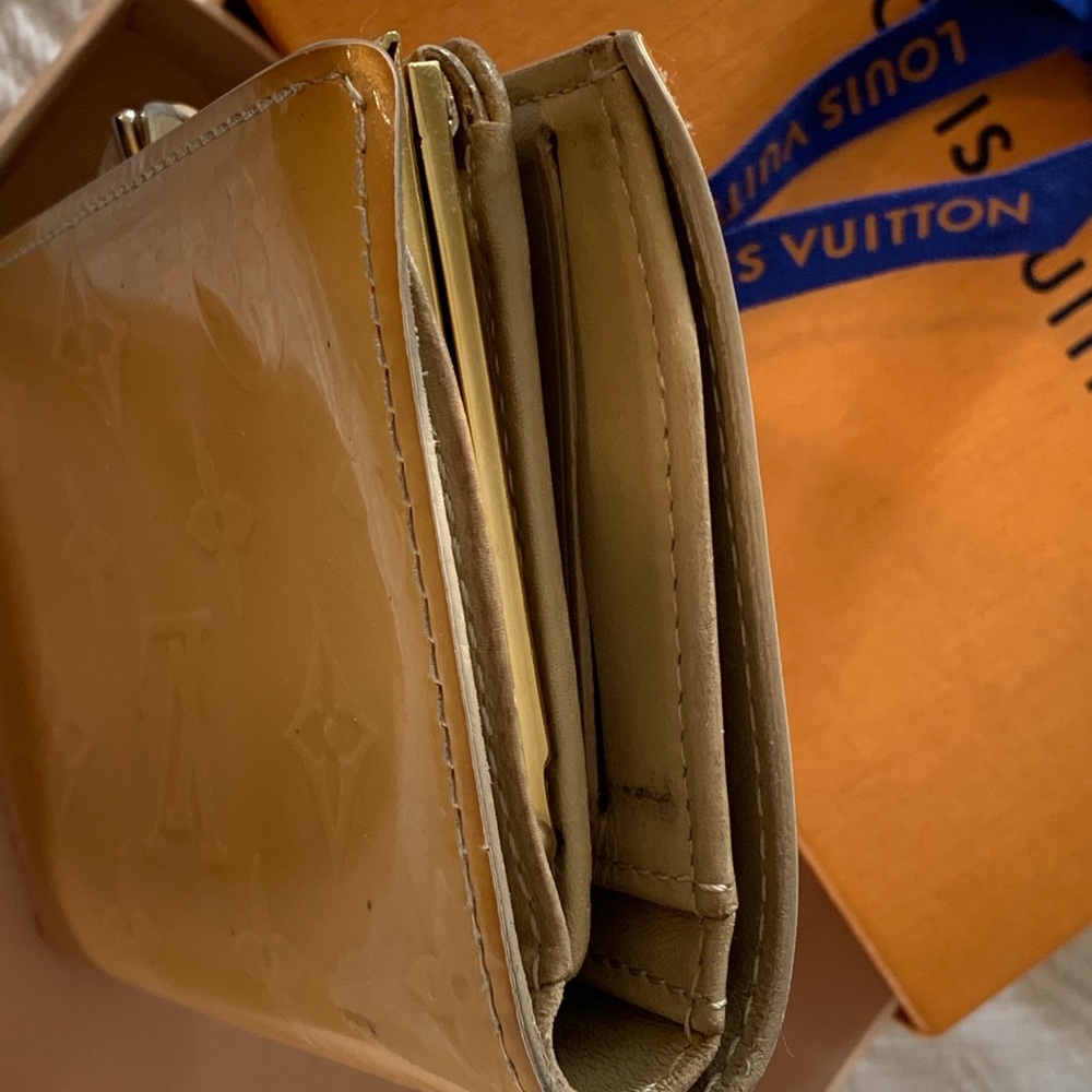 AUTHENTICATED Louis Vuitton vernis wallet W/ box - Picture 13 of 16